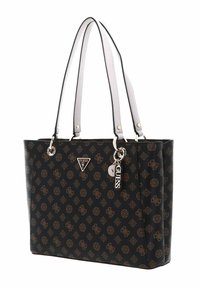 Schwarze Guess-Tasche mit braunem Logo-Muster, doppelten weißen Tragegriffen und silbernen Guess-Logo-Anhängern, die an einem Griff baumeln.