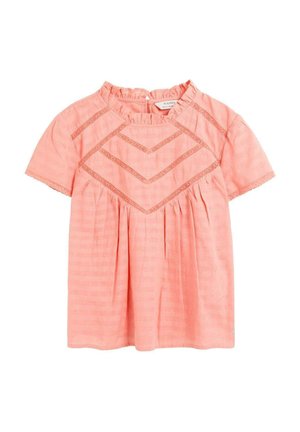Blusa rosa de manga corta con cuello con volantes, detalle de encaje en forma de chevron en el frente y tela fruncida debajo del pecho.