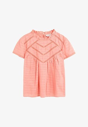 Blusa rosa de manga corta con cuello con volantes, detalle de encaje en forma de chevron en el frente y tela fruncida debajo del pecho.