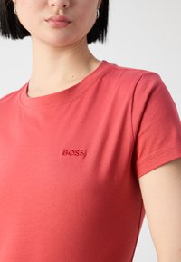 BOSS ESOGO - Jednoduché tričko - light/pastel red