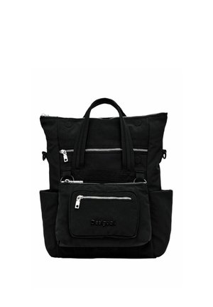Zaino in nylon nero con molteplici tasche con cerniera, tessuto testurizzato e dettagli del logo neri. Presenta doppi manici e spallacci regolabili.
