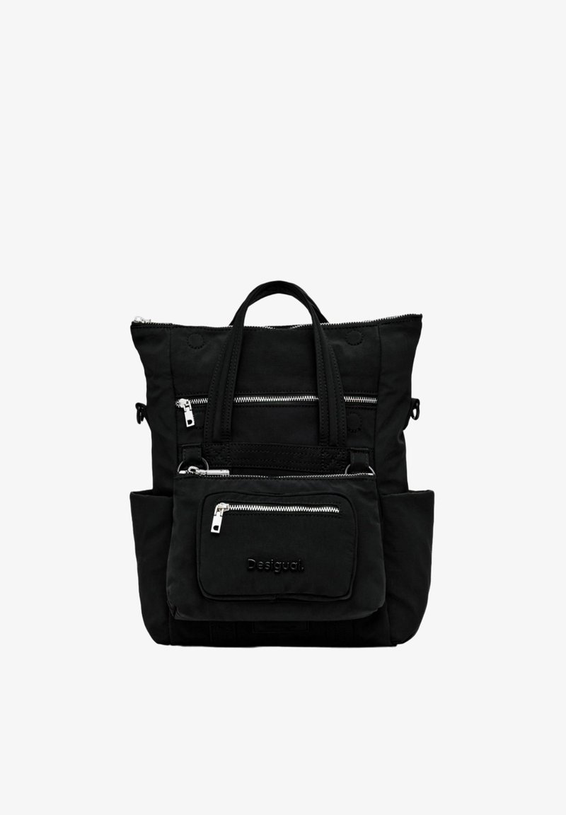 Sac à dos noir en nylon avec de multiples poches zippées, tissu texturé et détail de logo noir. Doté de deux poignées et de bretelles ajustables.