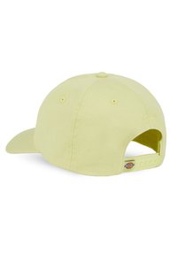 Boné de basebol amarelo em algodão com aba curva, faixa ajustável na parte de trás e detalhe do logótipo bordado na lateral.
