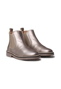 Bottines en cuir argent métallique avec des panneaux élastiques sur les côtés, texture lisse, bout arrondi et semelle noire contrastante.