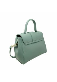 Bolso de mano de cuero verde con forma estructurada, asa superior y correa de hombro desmontable. Presenta un cierre de solapa y superficie texturizada.