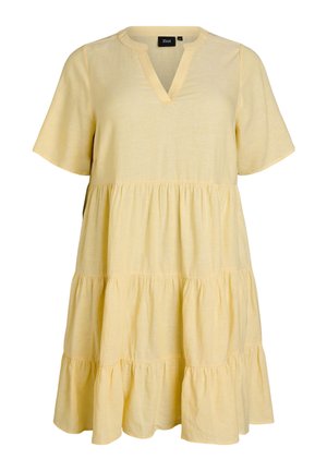 Lysegul, kortærmet, lagdelt kjole med V-udskæring og løs pasform, mærket Zizzi.