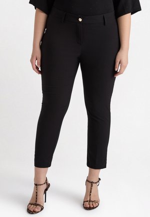 Pantalones negros ajustados con una textura suave, de longitud corta y cierre frontal con botón. Combina con sandalias de tacón alto con estampado animal.