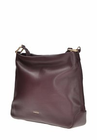 Borsa a spalla in pelle bordeaux scuro con una texture liscia, dettagli in ottone dorato e un design spazioso. Logo impresso sul davanti.