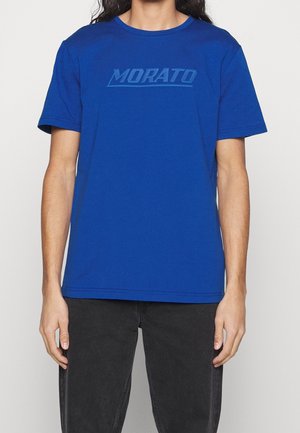 T-shirt en coton bleu avec un col rond et un logo "MORATO" ton sur ton sur la poitrine. Manches courtes avec une coupe décontractée.