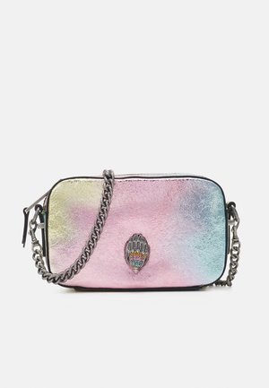 Petit sac bandoulière rectangulaire métallique avec des couleurs pastel dégradées et une bandoulière chaîne argentée, orné d’un emblème décoratif en forme de main.