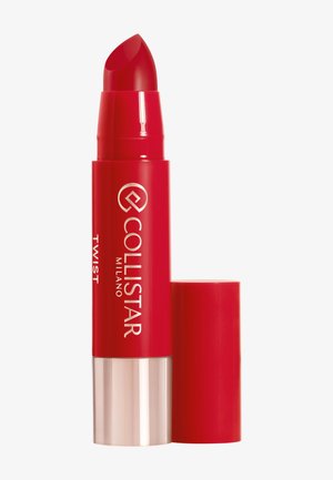 Röd snurr-läppstift med en rundad spetstipp. Tuben har en glänsande röd finish, en silverbas och präglad logotyptext.