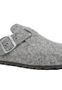 Sabot gris en feutre avec une seule boucle en métal argenté réglable et une surface texturée, doté d'une semelle en caoutchouc noir pour une meilleure adhérence.