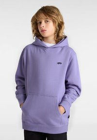Lila Kapuzenpullover aus Baumwollmischung, mit einer Kängurutasche, gerippten Bündchen und einem kleinen schwarzen Grafiklogo auf der Brust.