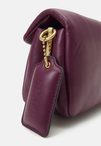 COACH COVERED CLOSURE PILLOW TABBY SHOULDER - Handbag - deep berry