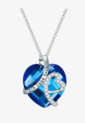Modrý pendant vo forme srdca s striebornými akcentami. Vygravírované "Ich liebe Dich" na stužke, ozdobené čírymi kryštálmi.