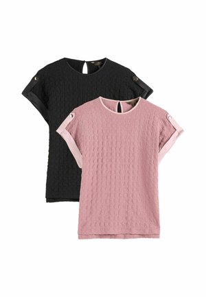Zwei strukturierte Kurzarmblusen, eine schwarze und eine pinke, mit rundem Ausschnitt und knöpfbaren Ärmeldetails, flach liegend und überlappend.