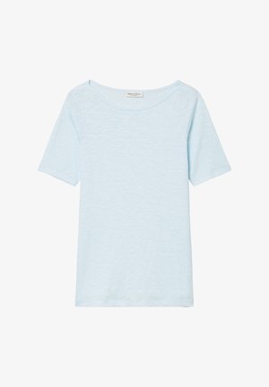 Camiseta azul claro de manga corta con cuello redondo, tejido sutilmente texturizado y una pequeña etiqueta de la marca en el interior del cuello.