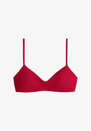 Piros, texturált anyagból készült bralette vékony, állítható vállpántokkal és háromszög alakú kosarakkal, fehér háttér előtt bemutatva.