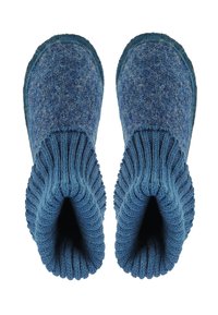 Blaue Filzslipper mit gestrickten Knöchelriemen, die eine strukturierte Oberfläche und eine abgerundete Form aufweisen. Die Rippenstruktur des Riemens ist ausgeprägt und verleiht dem Design Dimension.