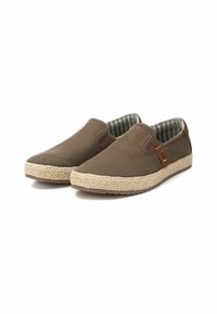 Zapatos de tela marrón tipo slip-on con suela de cuerda trenzada, que presentan un forro a rayas y un acento de cuero marrón cerca del talón.