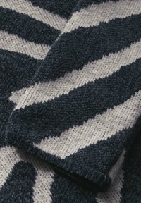 Tessuto a righe blu navy e crema con una superficie morbida e textured. Presenta ampie righe diagonali in colori a contrasto.