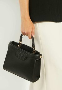 Zwarte leren handtas met een gestructureerde vorm, bovenhandvatten en gouden hardware. Beschikt over een textuur aan de buitenkant en een reliëflogo-detail.