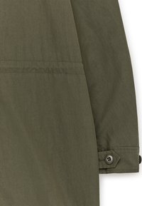 Olivgrüne Jacke mit glatter Textur, versehen mit einem Knopfdetail an der Manschette und einem sauberen Schnitt am Saum.