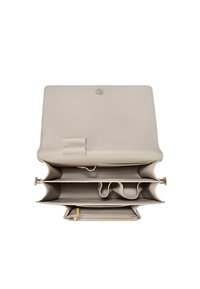 Sac en cuir beige clair avec un rabat, fermeture à bouton et plusieurs compartiments intérieurs, y compris une section zippée et des emplacements pour cartes.