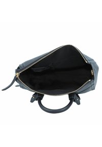 Lederhandtasche mit navyblauem Außenbereich, goldfarbenem Reißverschluss und schwarzem Stoffinneren. Verfügt über zwei Griffe und ein geräumiges, offenes Fach.