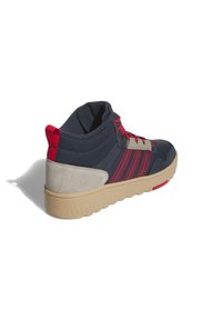 Mid-top sneakers i marinblått och grått, med röda snördetaljer och ränder, gummisula och texturerad mockabakpanel.