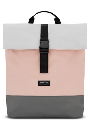 Reppu, jossa on vaaleanharmaa läppä, pinkki pääosa ja tummanharmaa pohja. Varustettu mustalla soljella ja bränditarralla. Valmistettu kestävästä kankaasta.