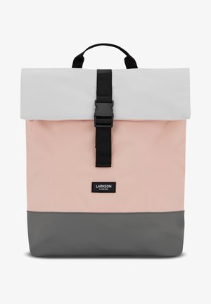 Batoh so svetlošedým klopom, ružovým telom a tmavošedým dnom. Má čierny prackový popruh a značkovú nálepku. Vyrobený z odolnej tkaniny.