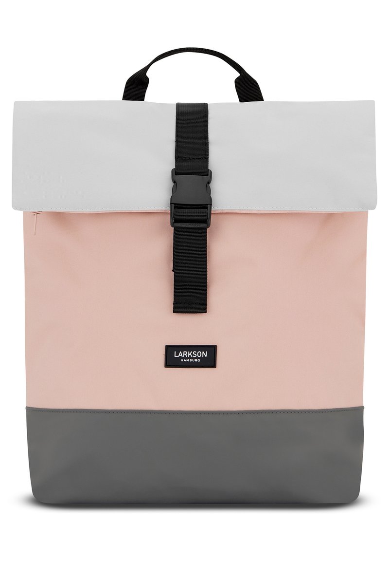 Reppu, jossa on vaaleanharmaa läppä, pinkki pääosa ja tummanharmaa pohja. Varustettu mustalla soljella ja bränditarralla. Valmistettu kestävästä kankaasta.