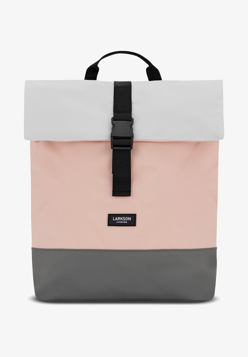 Hátizsák világosszürke fedéllel, rózsaszín testtel és sötétszürke aljjal. Fekete csatfüllel és márkás címkével rendelkezik. Tartós anyagból készült.