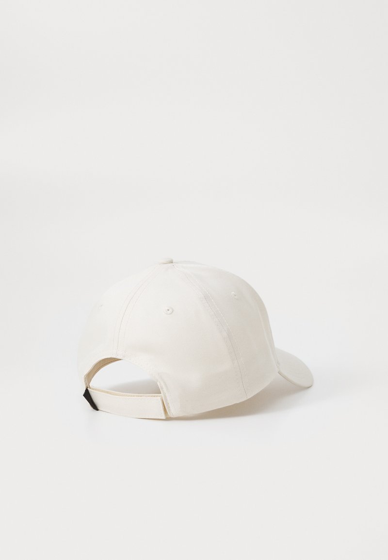 Casquette de baseball en coton beige avec visière incurvée, sangle ajustable à l'arrière et six trous de ventilation sur le dessus. Tissu texturé.