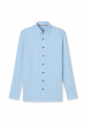 Hellblaues langärmliges Hemd mit Knopfleiste, marineblauen Knöpfen und klassischem Kragen, flach auf einem weißen Hintergrund ausgelegt.