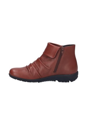 Bottines en cuir marron avec design plissé, fermeture éclair latérale et semelle en caoutchouc noir. Texture lisse et bout rond.