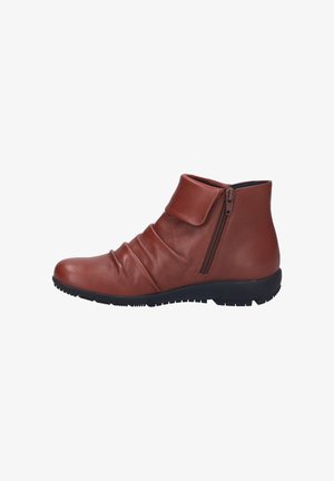 Bottines en cuir marron avec design plissé, fermeture éclair latérale et semelle en caoutchouc noir. Texture lisse et bout rond.