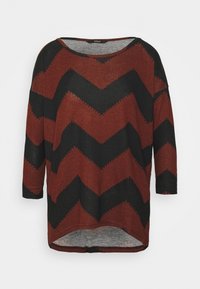Rustfarbener Pullover mit schwarzem Zickzackmuster, weitem Ausschnitt, Dreiviertelärmeln, weichem Material und einem leicht abgerundeten Saum.