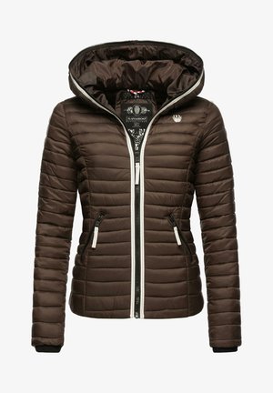 Veste matelassée marron à capuche avec fermeture éclair blanche et poches latérales zippées noires, logo de la marque sur la poitrine et étiquette intérieure visible.