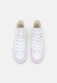 Weiße High-Top-Sneaker mit einem glatten Obermaterial aus Canvas, ausgestattet mit regenbogenfarbigen Akzenten an den Seiten und mehrfarbigen Gummisohlen.