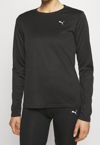 Schwarzes langärmliges Sportshirt aus glattem Stoff mit rundem Ausschnitt und weißem Puma-Logo auf der Brust.