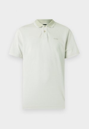 Jasnozielona koszulka polo z kołnierzykiem, dwoma guzikami i białymi paskami. Na piersi haftowane logo, krótki rękaw.