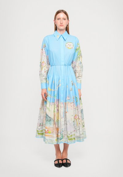 Lichtblauwe jurk met een kraag, versierd met kleurrijke geïllustreerde patronen op de rok. Vloeiende silhouette met een tailleband en lange mouwen.