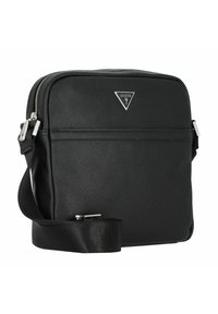 Čierna syntetická crossbody taška s textúrovaným povrchom, striebornou kovovou výbavou, trojuholníkovým logom, zipsovým uzáverom a nastaviteľným textilným popruhom.