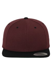 Cappello snapback color bordeaux con visiera e bottone neri, caratterizzato da una trama uniforme e una corona rotonda. Include un'etichetta di marca sul lato.