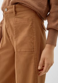 s.Oliver Flared Jeans - sandstein