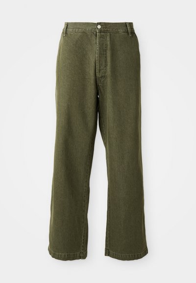 Ελιόπρασνα τζιν παντελόνια σε φαρδιά γραμμή, κατασκευασμένα από τζιν, με ψηλή μέση, μπροστινό κούμπωμα με κουμπί και κλασικό σχέδιο πέντε τσεπών.