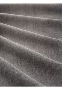 Tejido gris con una superficie suave y texturizada, que presenta líneas horizontales sutiles y pliegues suaves, lo que indica una calidad ligera y con caída.