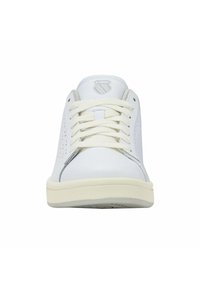 Vorderansicht eines weißen K-Swiss Sneakers mit cremefarbenen Schnürsenkeln und gepolstertem Kragen auf einem weißen Hintergrund.